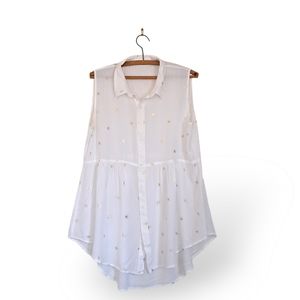 Solitare Sleeveless High Low Top with a gold BEE pattern Size Large